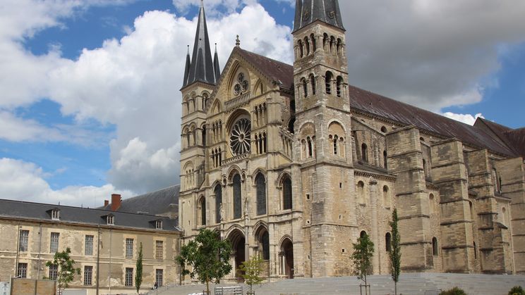Parvis de la basilique Saint-Remi